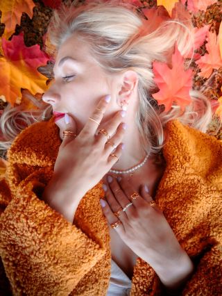 🍁 Drogie Panie, wolicie w okresie jesieni złotą czy srebrną biżuterię? 🍂✨ Jesień to doskonały czas na eksperymentowanie z...