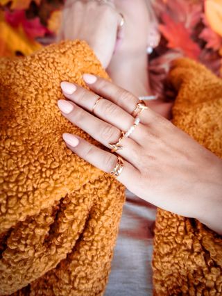 🍂 Czy już czujecie ten jesienny klimat? 🌰 Czas na zmianę w szkatułce z biżuterią! Wolicie jesienią srebro czy złoto? 💍...