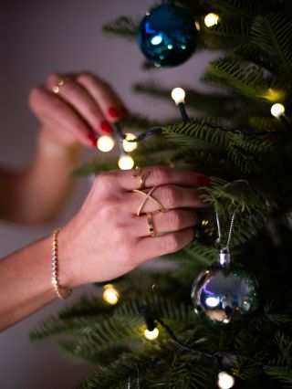 Choinka już świeci, dekoracje migoczą… 🎄✨ A Wy? Macie już pomysł na świąteczną stylizację? Pamiętajcie, że biżuteria to...